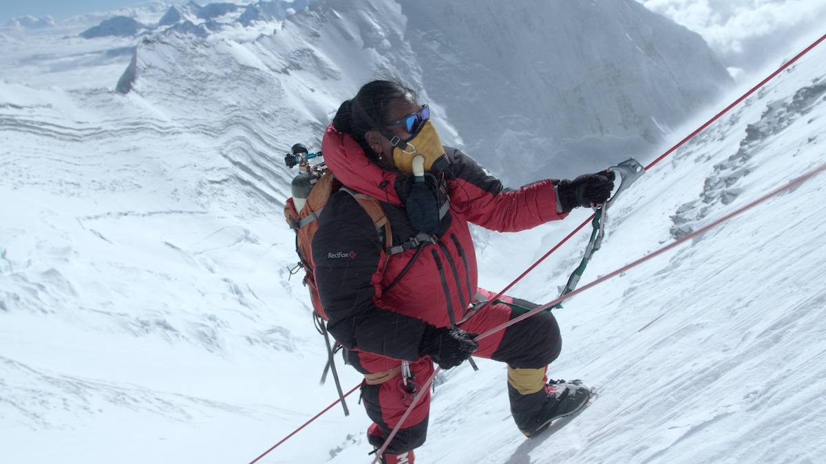 Lhakpa Sherpa trong lần thứ 10 leo núi Everest, trong phim Mountain Queen: The Summits of Lhakpa Sherpa. Ảnh: Netflix